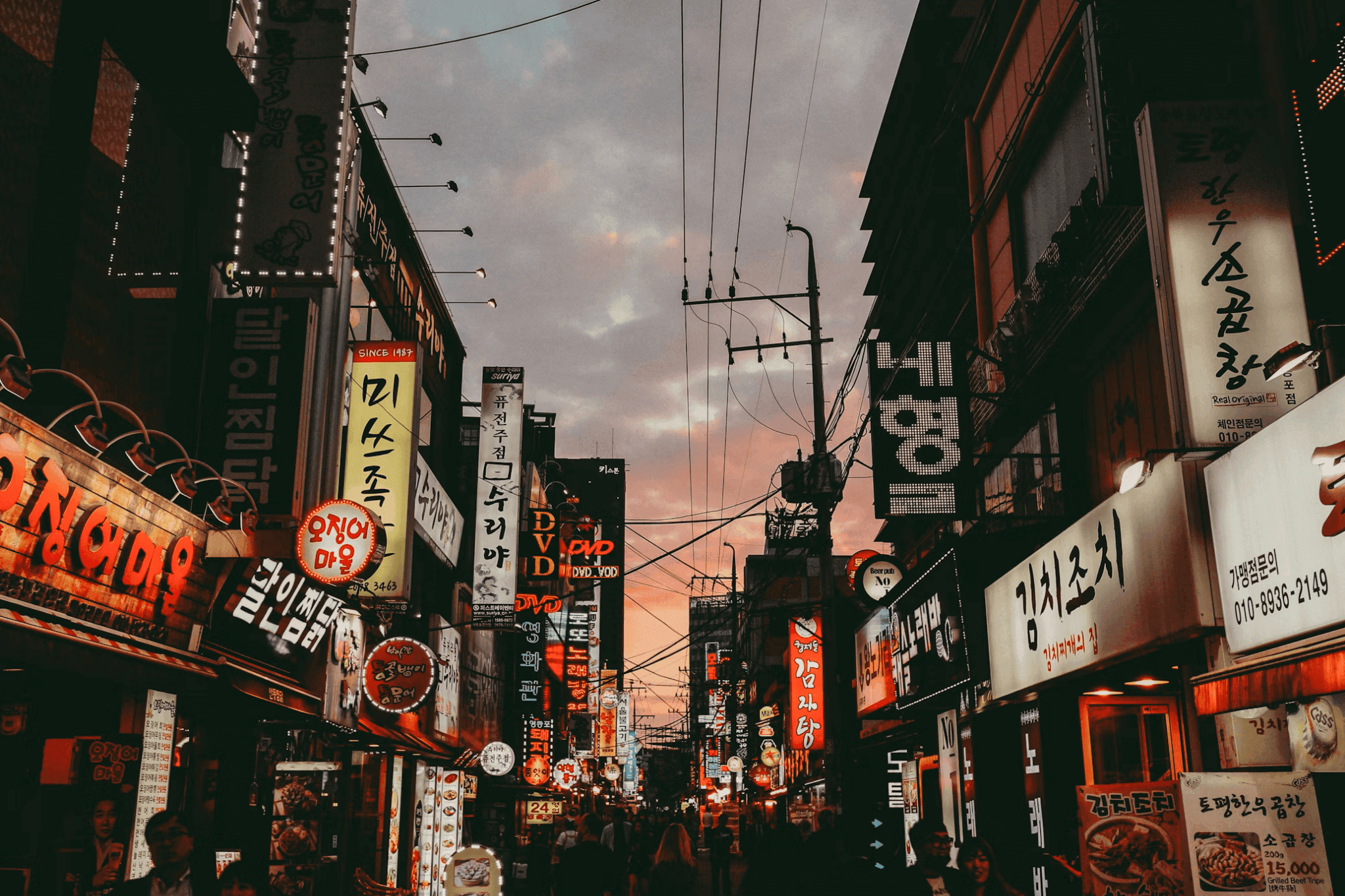 How to Use Your Phone in South Korea (2026): eSIM, SIM, Roaming & WiFi Compared